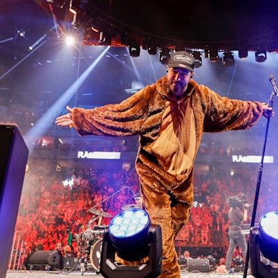 Räuber-Frontmann Sven West überraschte die Jecken passend zum Sessions-Song „Der Bär“ im Bärenkostüm.