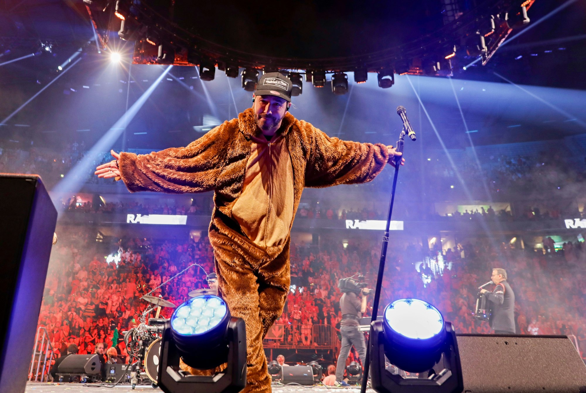 Räuber-Frontmann im Bärenkostüm