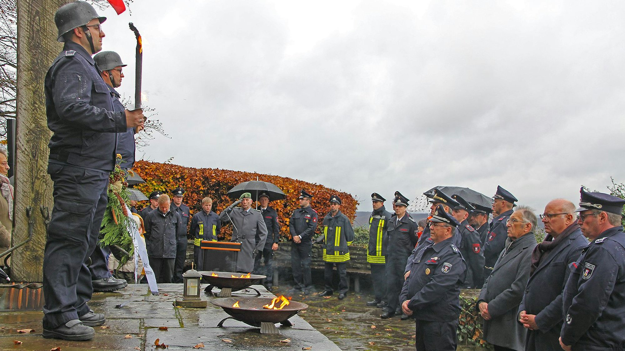 Das Bild zeigt einen Moment während der Kranzniederlegung in Heimbach.