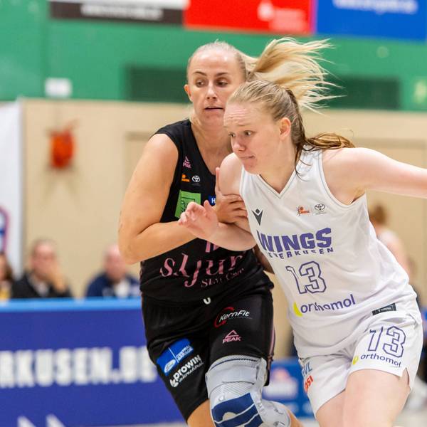 Greta Kröger Wings Leverkusen,No.13 am Ball gegen Monika Jasnowska Saarlouis Royals,No.15 DEU, Leverkusen, 01.11.2024 Basketball, Toyota 1. Damen-Basketball-Bundesliga, Saison 2024/2025, 6. Spieltag, Wings Leverkusen - Saarlouis Royals Werner-Heisenberg-Halle NRW Germany *** Greta Kröger Wings Leverkusen,No 13 on the ball against Monika Jasnowska Saarlouis Royals,No 15 DEU, Leverkusen, 01 11 2024 Basketball, Toyota 1 Womens Basketball Bundesliga, Season 2024 2025, 6 Matchday, Wings Leverkusen Saarlouis Royals Werner Heisenberg Halle NRW Germany