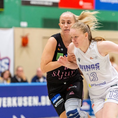 Greta Kröger Wings Leverkusen,No.13 am Ball gegen Monika Jasnowska Saarlouis Royals,No.15 DEU, Leverkusen, 01.11.2024 Basketball, Toyota 1. Damen-Basketball-Bundesliga, Saison 2024/2025, 6. Spieltag, Wings Leverkusen - Saarlouis Royals Werner-Heisenberg-Halle NRW Germany *** Greta Kröger Wings Leverkusen,No 13 on the ball against Monika Jasnowska Saarlouis Royals,No 15 DEU, Leverkusen, 01 11 2024 Basketball, Toyota 1 Womens Basketball Bundesliga, Season 2024 2025, 6 Matchday, Wings Leverkusen Saarlouis Royals Werner Heisenberg Halle NRW Germany