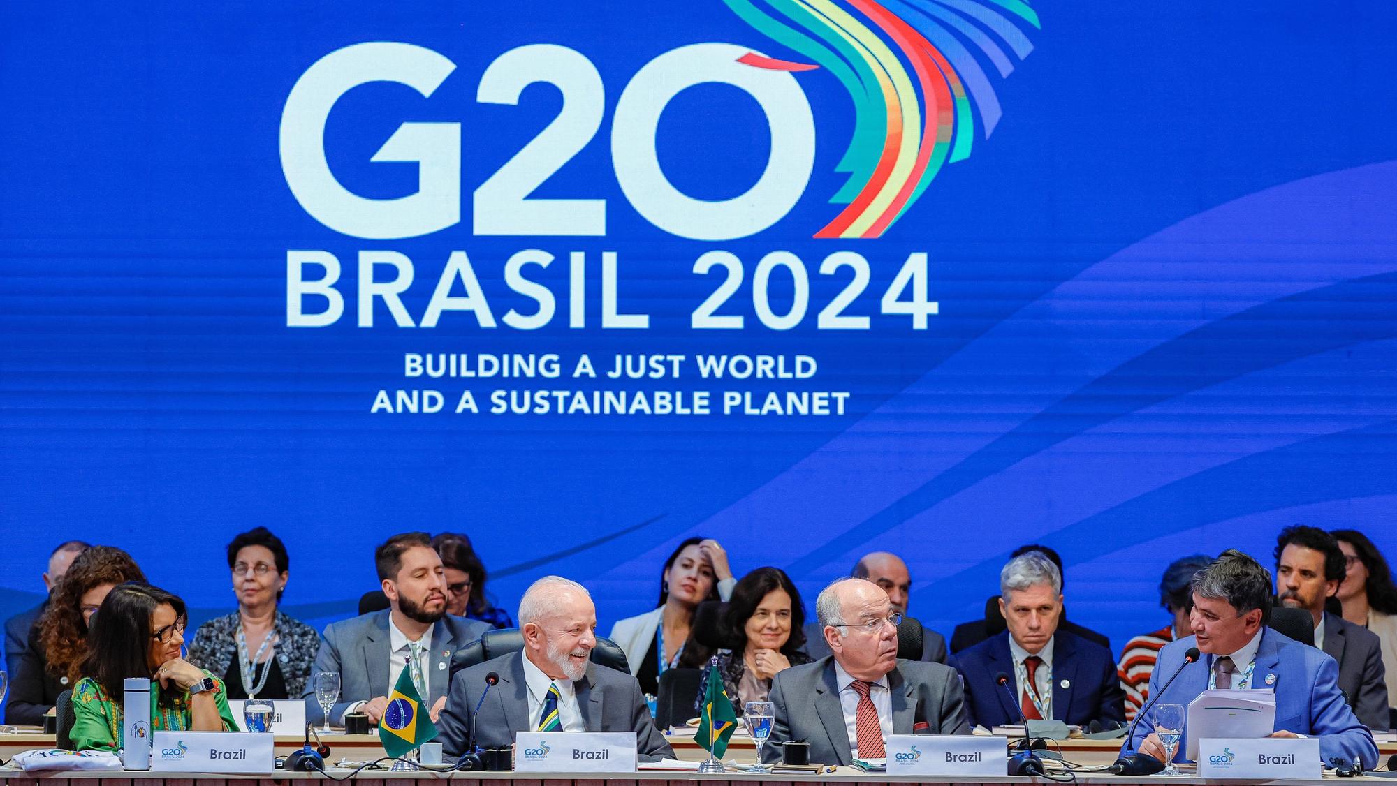 Auf diesem vom brasilianischen Präsidentenamt zur Verfügung gestellten Bild nimmt Luiz Inacio Lula da Silva (3.v.r), Präsident von Brasilien, an dem Auftakttreffen der Task Force der neuen Globalen Allianz gegen Hunger und Armut teil. (Archivbild)