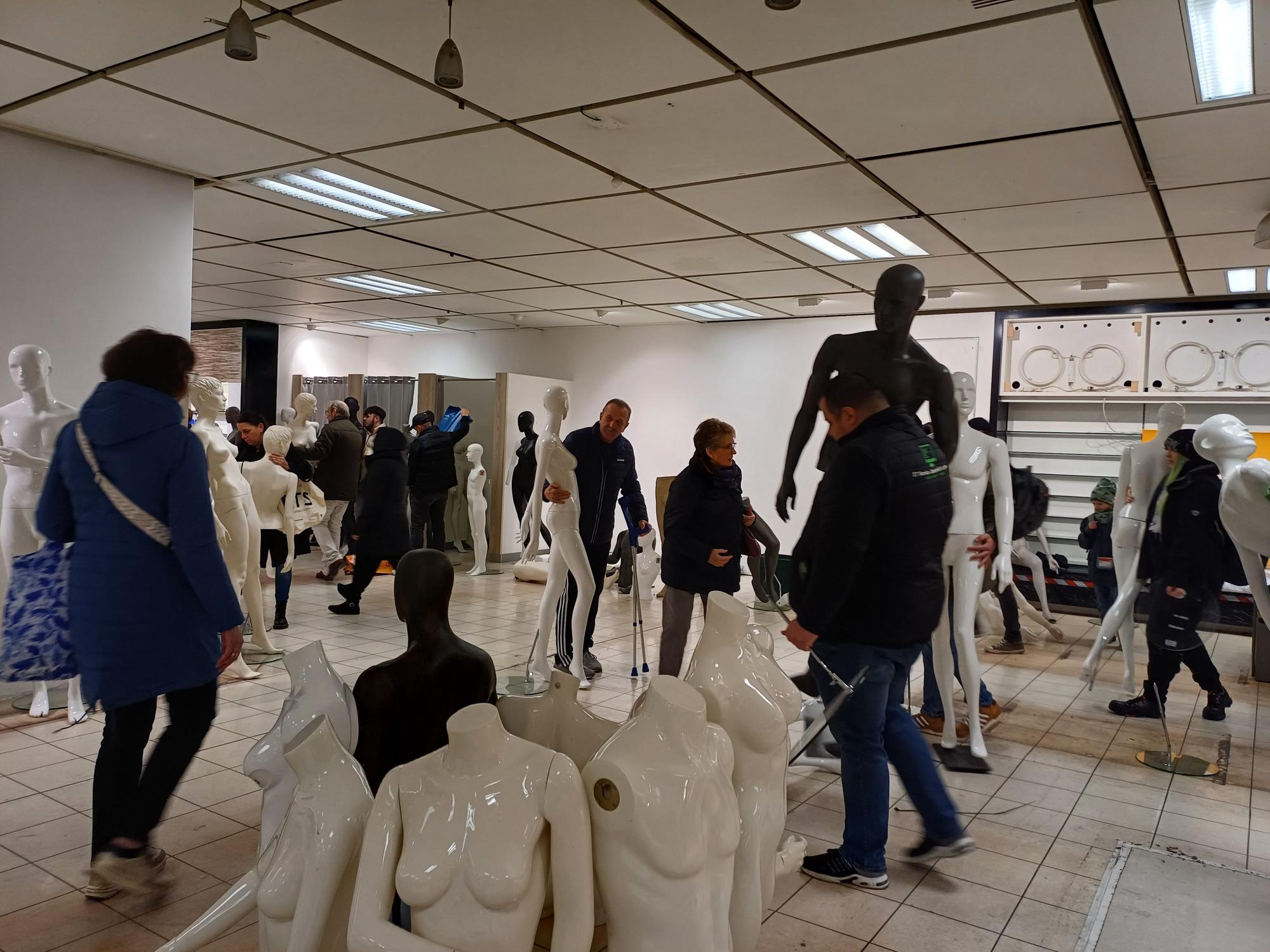 Kaufhof schließt, Menschen dürfen sich ein Andenken mitnehmen.
