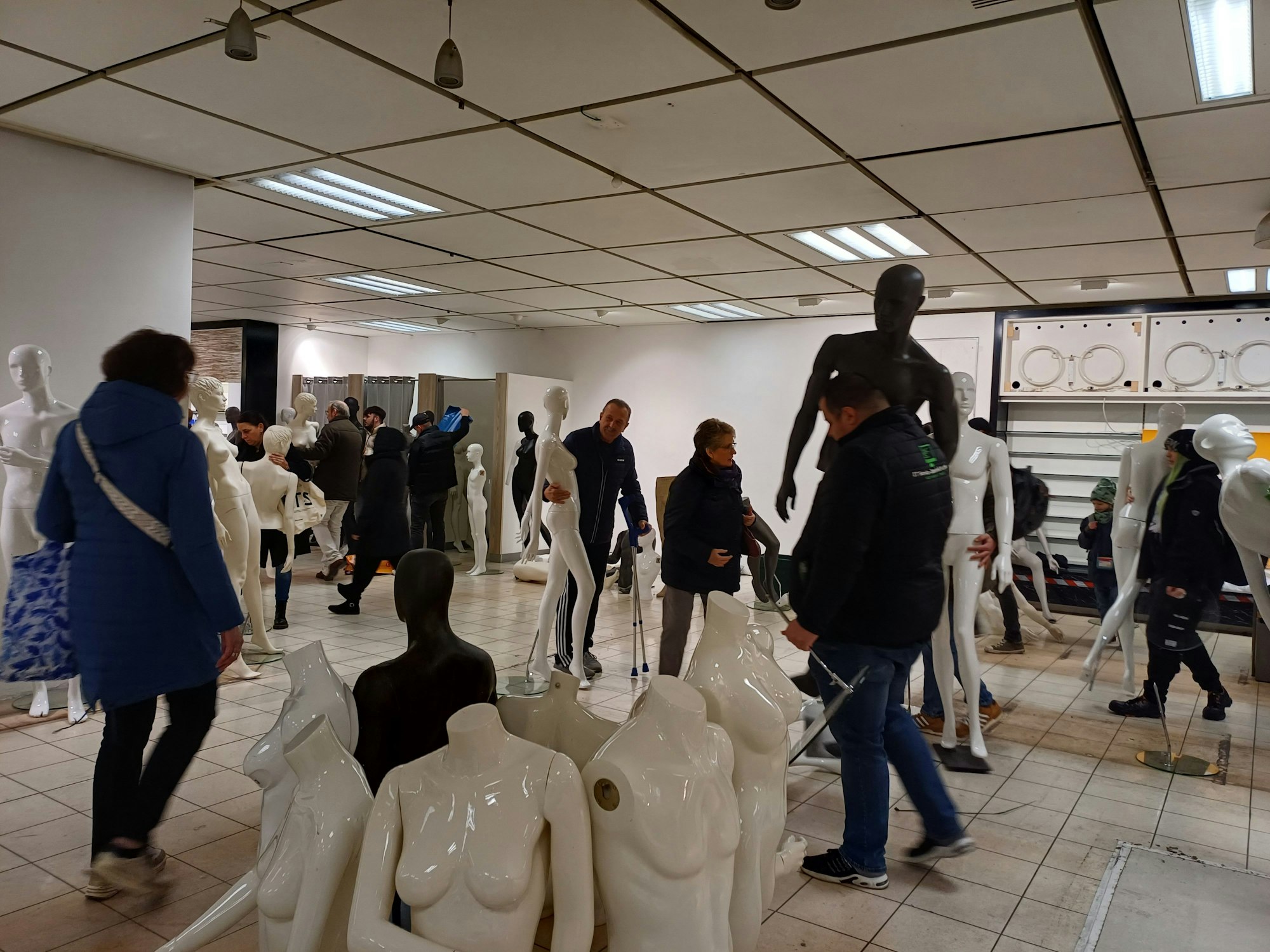 Kaufhof schließt, Menschen dürfen sich ein Andenken mitnehmen.