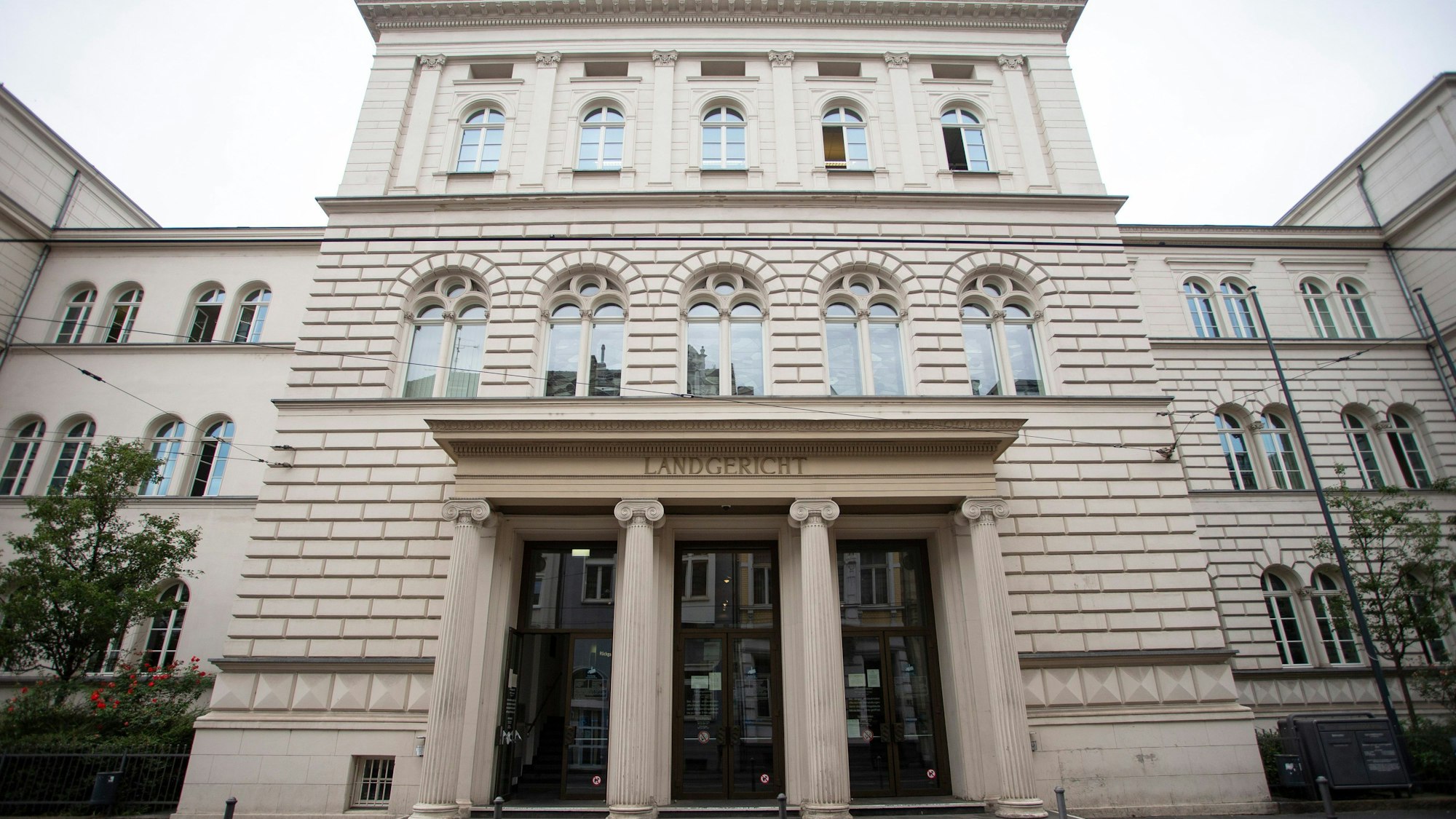 Blick auf die Fassade des Landgerichts in Bonn.