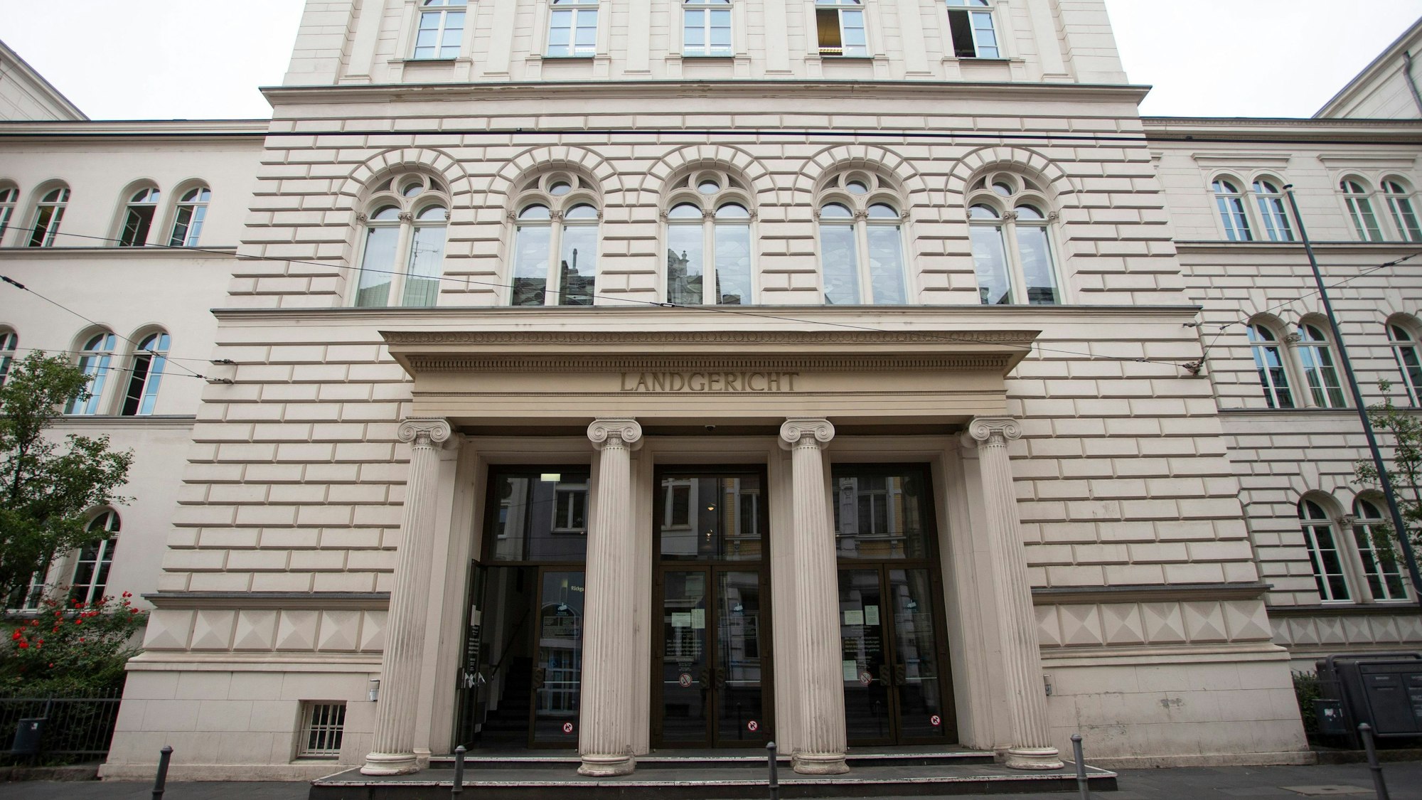 Das Eingangsportal des Bonner Landgerichts.