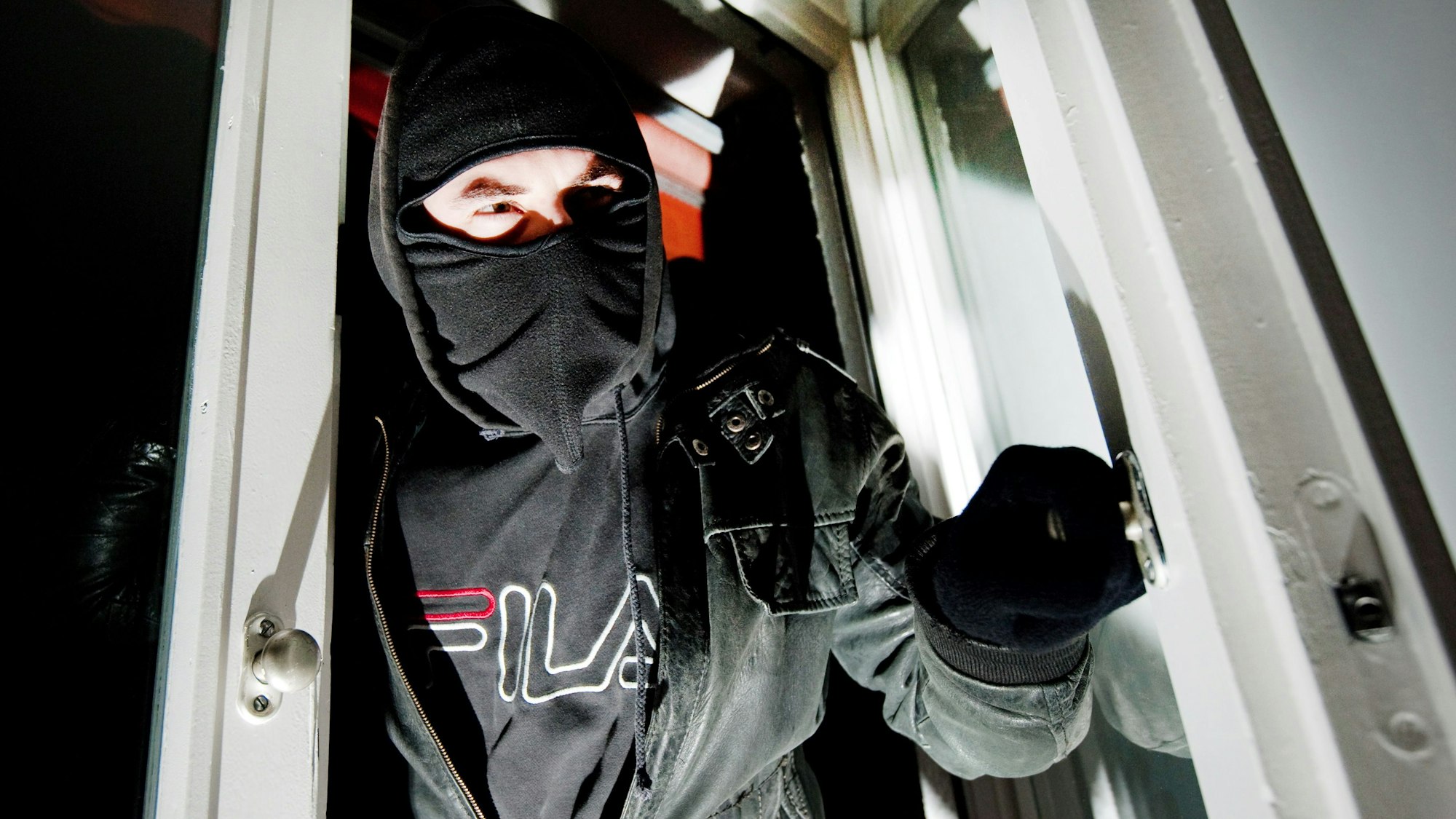 Zwei Männer sollen versucht haben, die Terrassentür einer Erdgeschosswohnung aufzuhebeln. (Symbolbild)