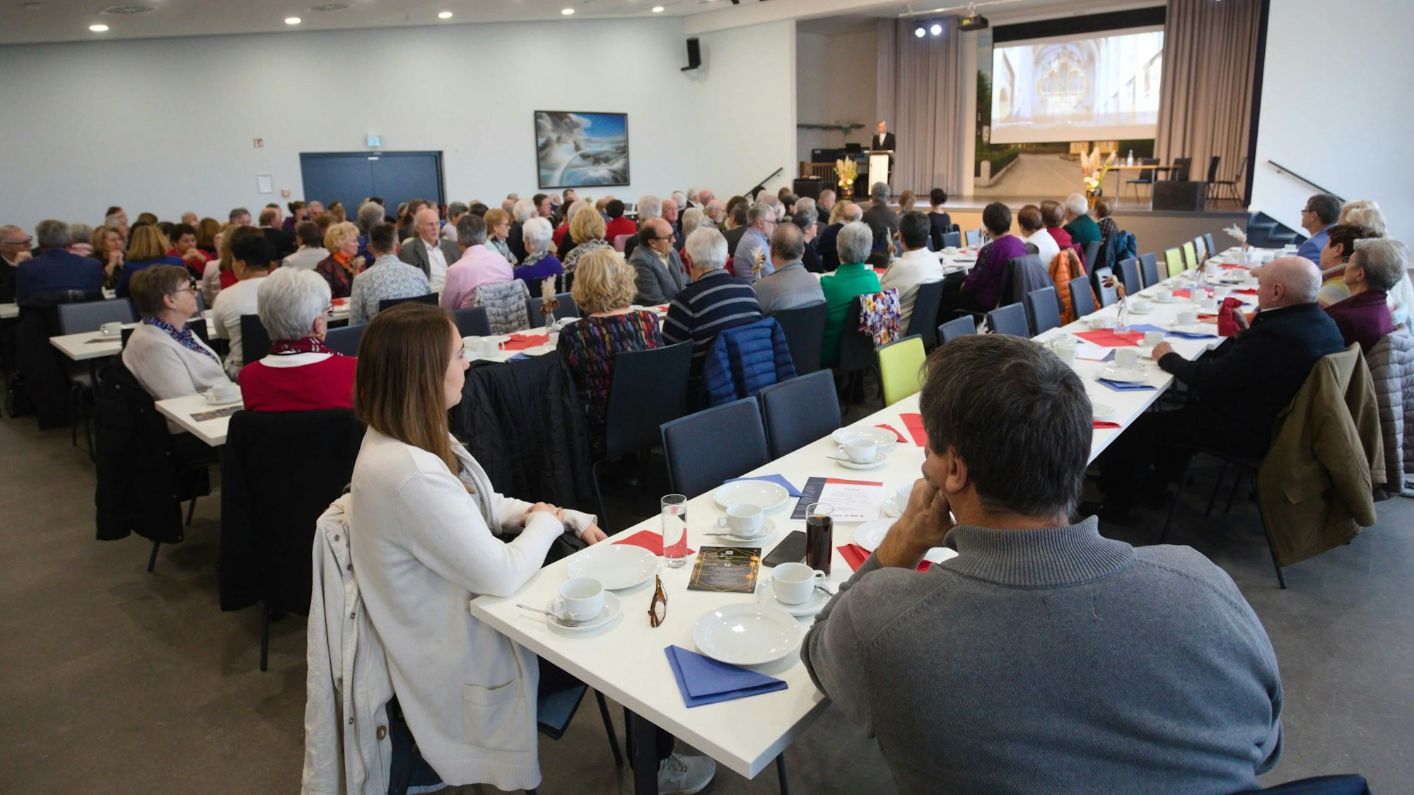Blick ins Stadtteilhaus zur Veranstaltung "80 Jahre seit der Evakuierung der Nordsiebenbürger Sachsen".