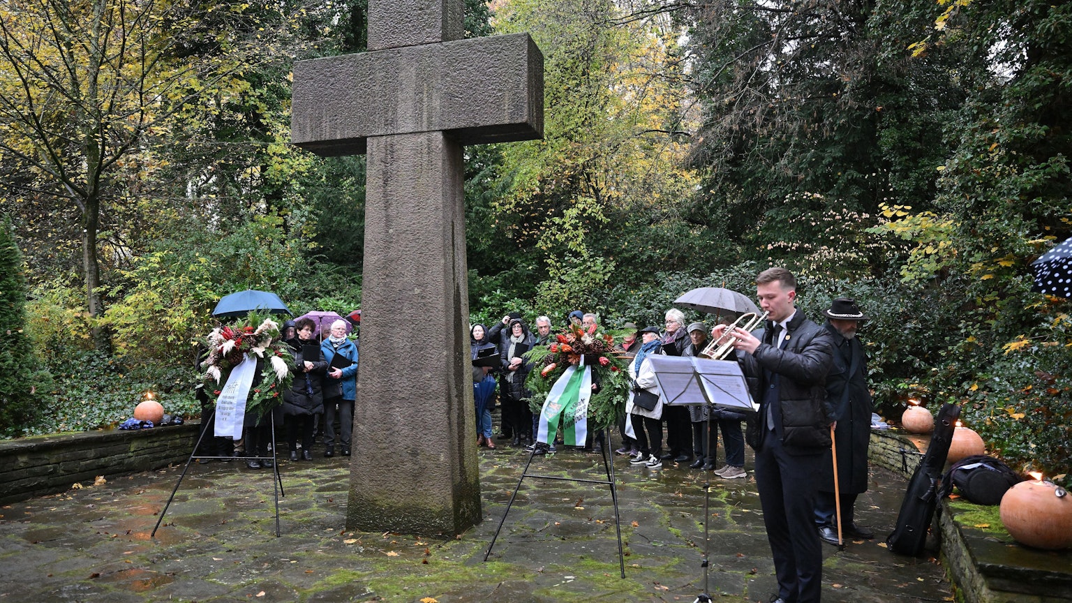 Das Foto zeigt die Gedenkstunde zum Volkstrauertag auf dem laurentius-Friedhof in Bergisch Gladbach