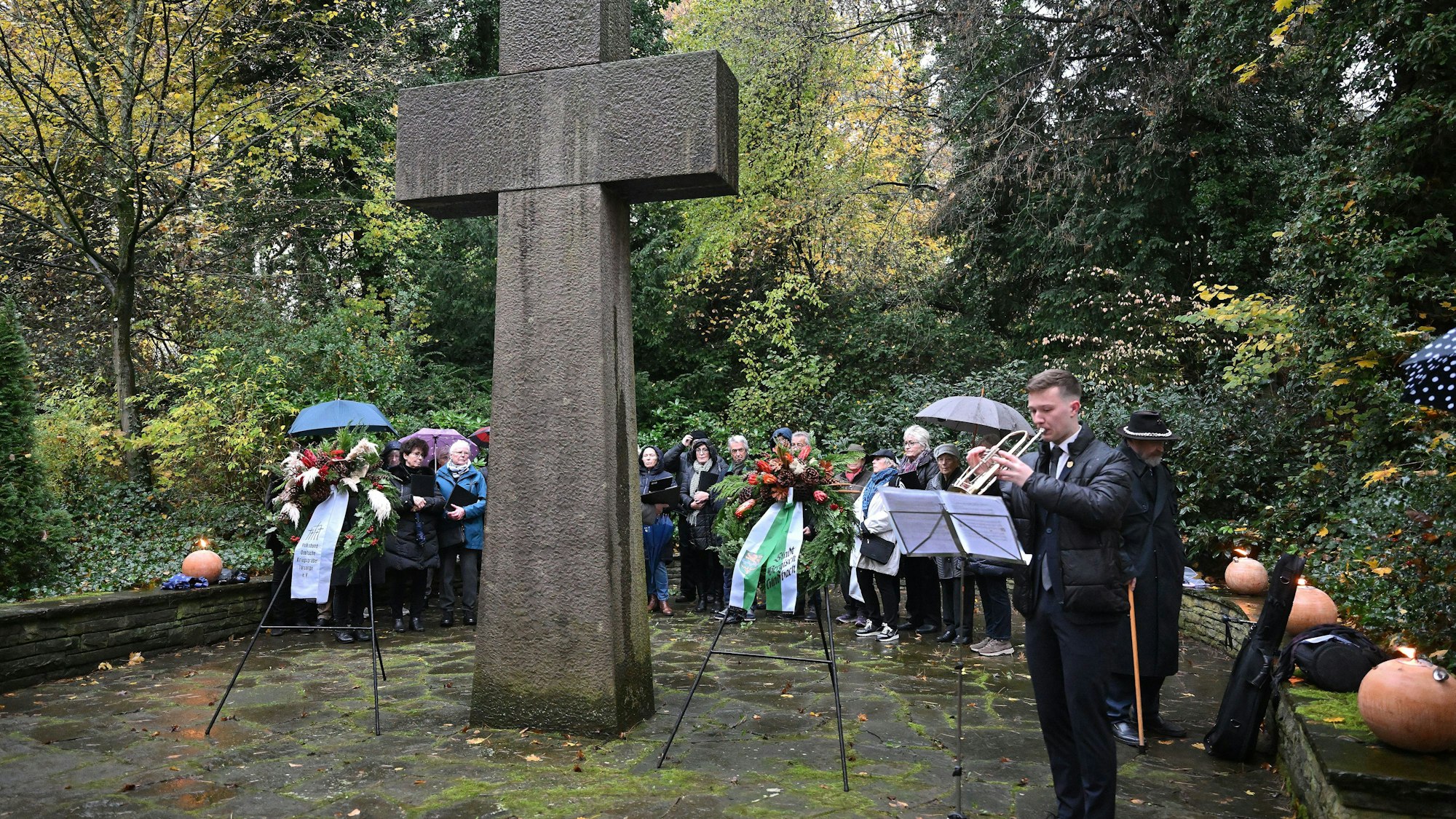 Das Foto zeigt die Gedenkstunde zum Volkstrauertag auf dem laurentius-Friedhof in Bergisch Gladbach