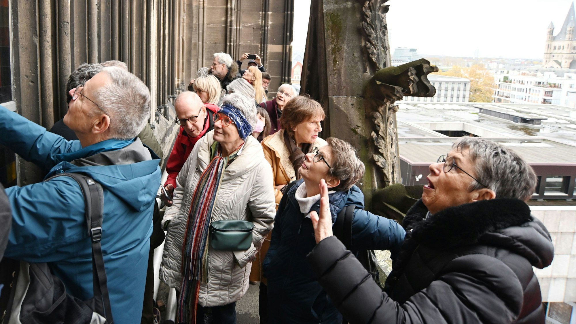 Barbara Schock-Werner (rechts) mit Teilnehmenden der Sonderführung zum Richter-Fenster im Südquerhaus des Kölner Doms