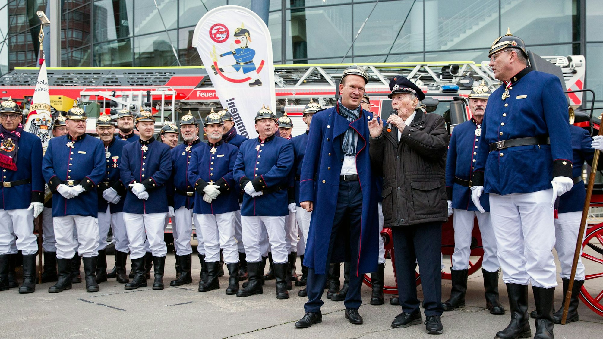 Ludwig Sebus singt das Lied "Wähl 112, Die Feuerwehr".