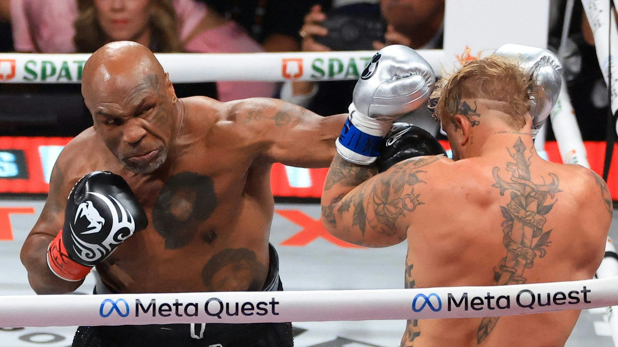 Mike Tyson (L) boxt gegen Jake Paul