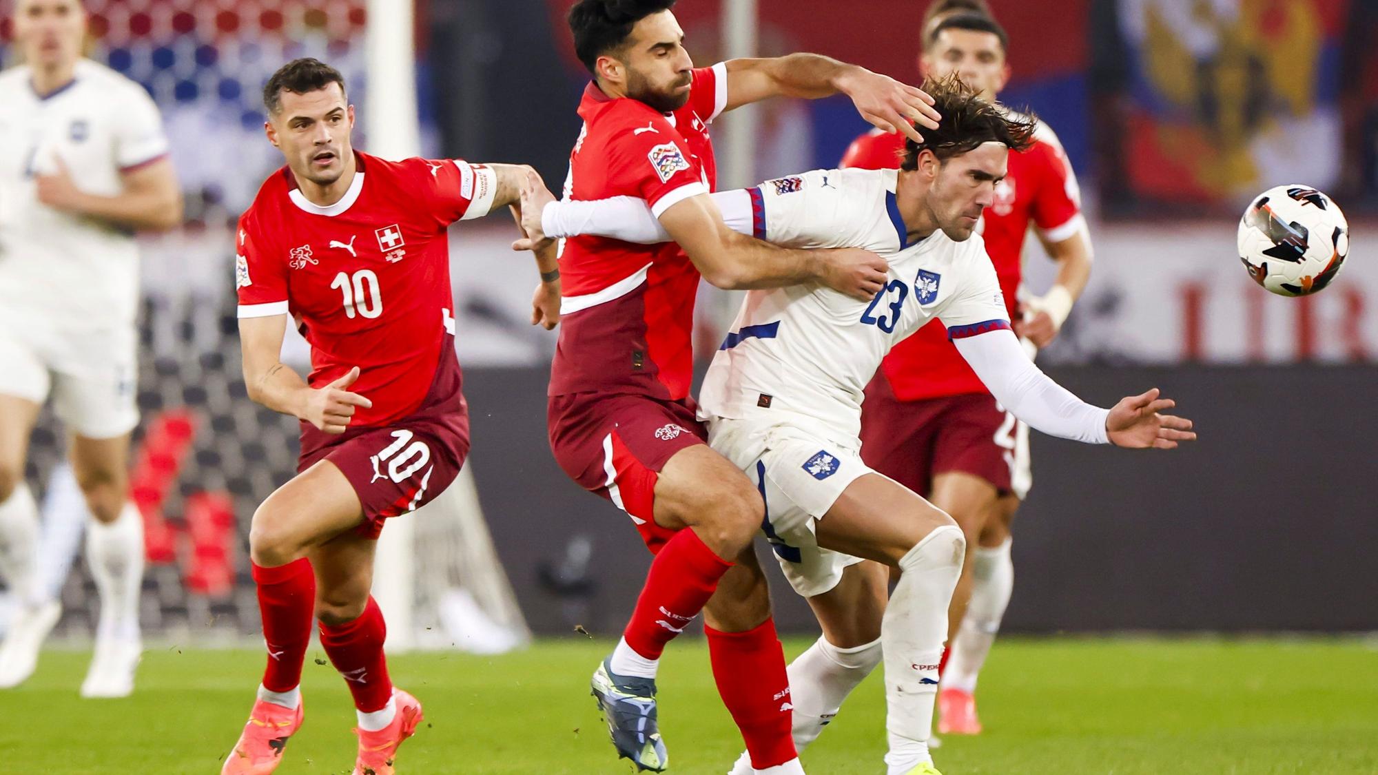 Der Schweizer Granit Xhaka (l.) im Duell mit Serbien und Dusan Vlahovic.