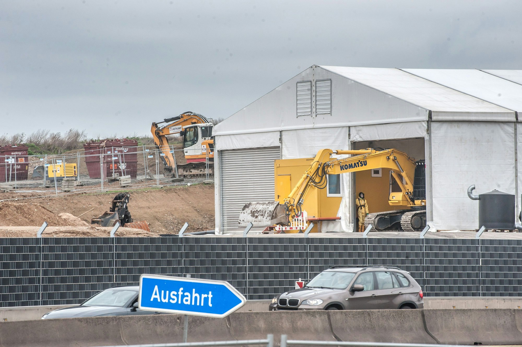 Eine frühere Einhausung: Die Zeltbauten wurden immer aufgestellt, wenn beim Autobahnbau in der Altlast gegraben wurde.