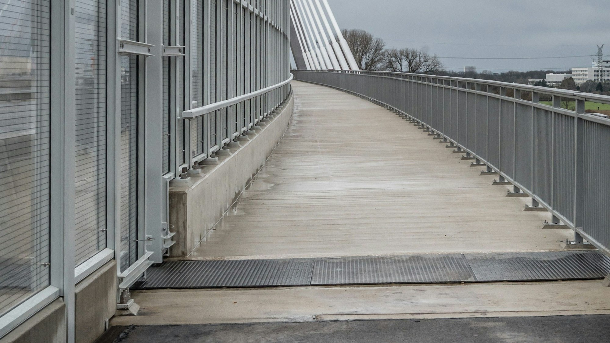 Der neue Radweg. Am Nachmittag des 4. februar wurde die Leverkusener Autobahnbrücke freigegeben. Foto: Ralf Krieger