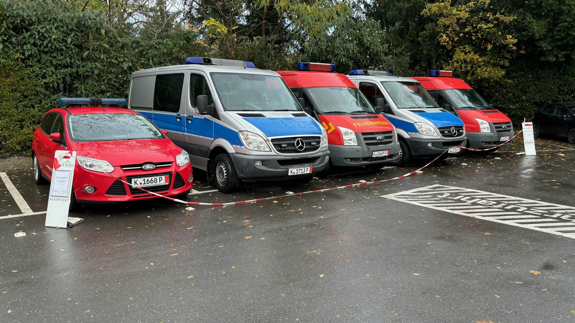 Diese Fahrzeuge aus NRW werden in die Ukraine gebracht.