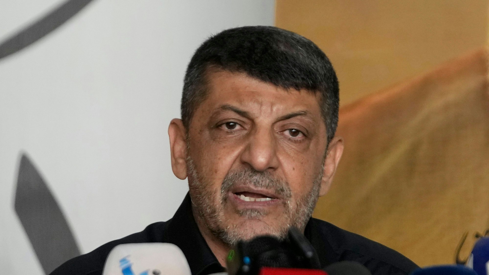Der Chefsprecher der Hisbollah, Mohammed Afif, sprach letzte Woche noch auf einer Pressekonferenz in einem südlichen Vorort von Beirut. Nun bestätigte die Hisbollah offiziell den Tod ihres Pressesprechers bei einem israelischen Angriff in der Hauptstadt Beirut. (Archivbild)