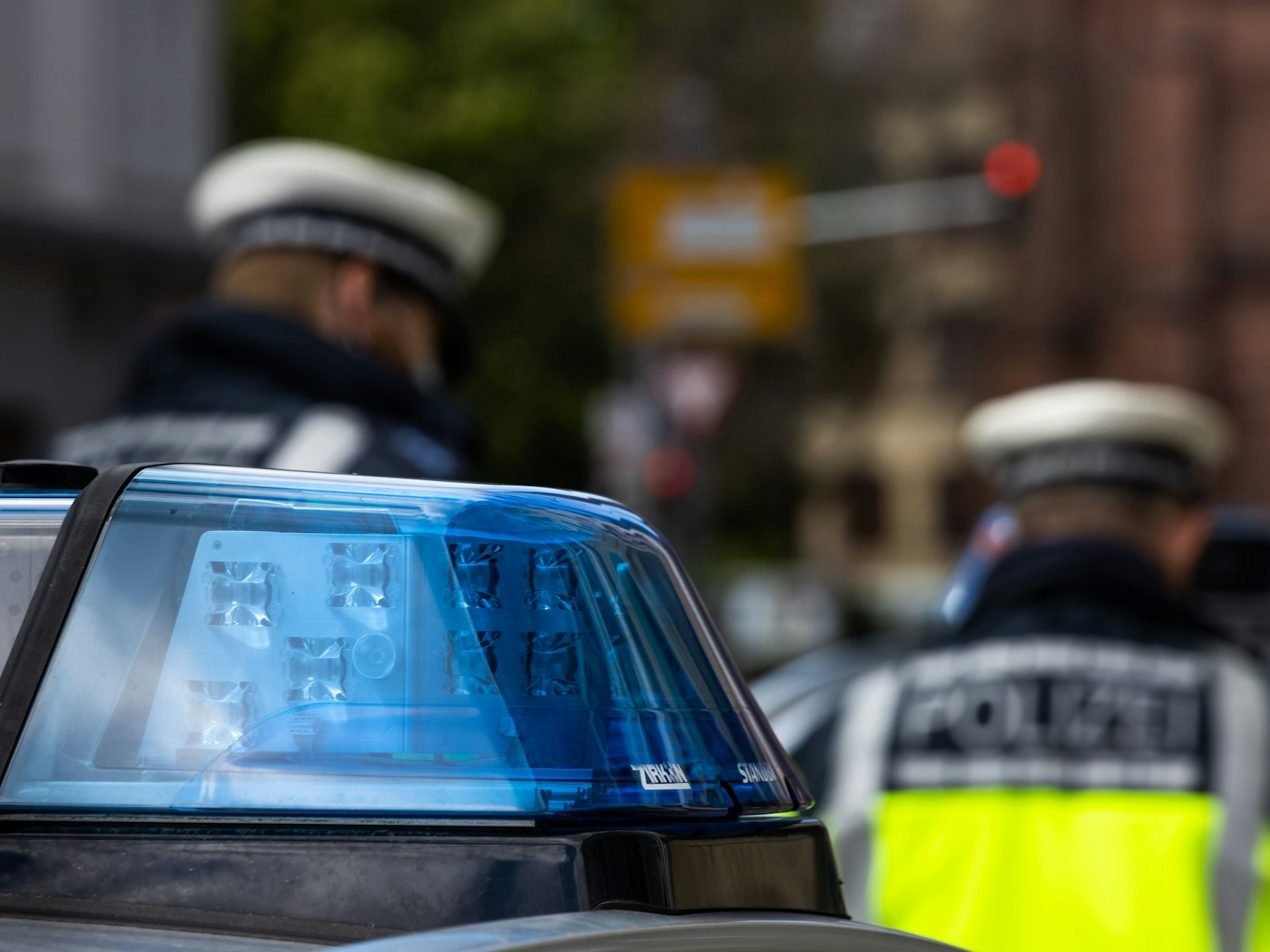 ARCHIV - 05.05.2021, Baden-Württemberg, Freiburg: Zwei Polizeibeamte stehen zwischen zwei Einsatzfahrzeugen der Polizei. (zu dpa: «Autofahrer flüchtet vor Polizei - Streifenwagen fährt auf») Foto: Philipp von Ditfurth/dpa +++ dpa-Bildfunk +++