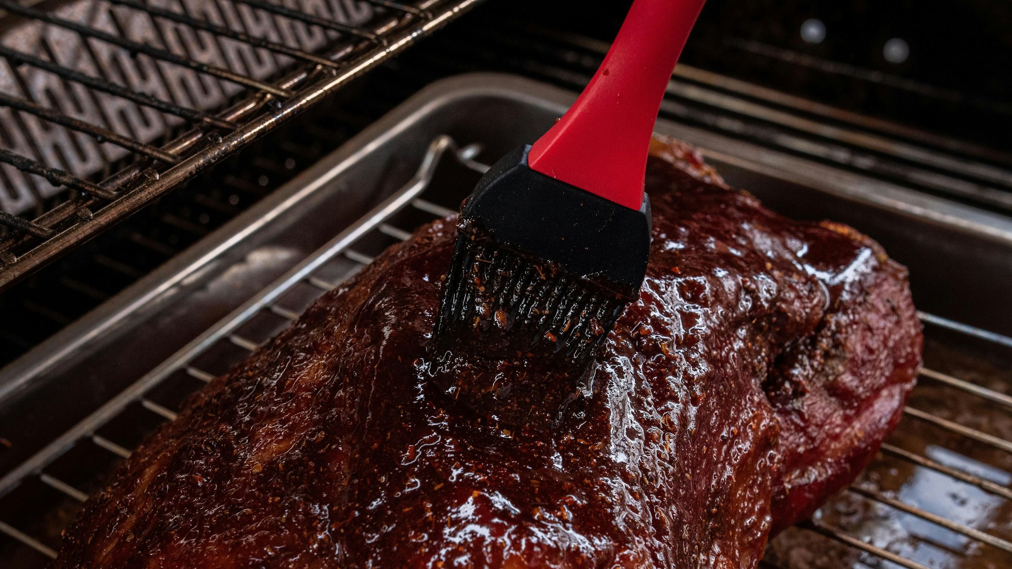 Ein Schweinebraten auf einem Grill (Symbolfoto).