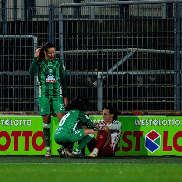 Google Pixel Frauen-Bundesliga, 1. FC Köln - SV Werder Bremen 18.11.2024 Hanna Nemeth SV Werder Bremen, 23 und Amira Arfaoui SV Werder Bremen, 8 trösten Dora Zeller 1. FC Köln, 19 Google Pixel Frauen-Bundesliga, 1. FC Köln - SV Werder Bremen, Köln, Franz-Kremer-Stadion am 18.11.2024 *** Google Pixel Womens Bundesliga, 1 FC Köln SV Werder Bremen 18 11 2024 Hanna Nemeth SV Werder Bremen, 23 and Amira Arfaoui SV Werder Bremen, 8 consoling Dora Zeller 1 FC Köln, 19 Google Pixel Womens Bundesliga, 1 FC Köln SV Werder Bremen, Cologne, Franz Kremer Stadion on 18 11 2024 Copyright: xBEAUTIFULxSPORTS/Wunderlx