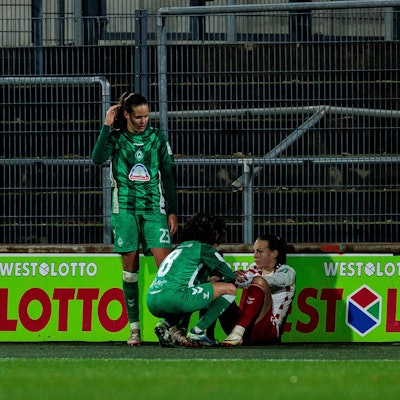 Google Pixel Frauen-Bundesliga, 1. FC Köln - SV Werder Bremen 18.11.2024 Hanna Nemeth SV Werder Bremen, 23 und Amira Arfaoui SV Werder Bremen, 8 trösten Dora Zeller 1. FC Köln, 19 Google Pixel Frauen-Bundesliga, 1. FC Köln - SV Werder Bremen, Köln, Franz-Kremer-Stadion am 18.11.2024 *** Google Pixel Womens Bundesliga, 1 FC Köln SV Werder Bremen 18 11 2024 Hanna Nemeth SV Werder Bremen, 23 and Amira Arfaoui SV Werder Bremen, 8 consoling Dora Zeller 1 FC Köln, 19 Google Pixel Womens Bundesliga, 1 FC Köln SV Werder Bremen, Cologne, Franz Kremer Stadion on 18 11 2024 Copyright: xBEAUTIFULxSPORTS/Wunderlx