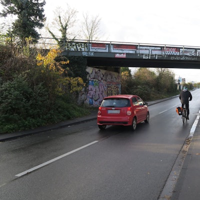 Zu sehen ist die Eisenbahnbrücke unter der die schmale Vitalisstraße für Radfahrer zur Gefahrenstelle wird.