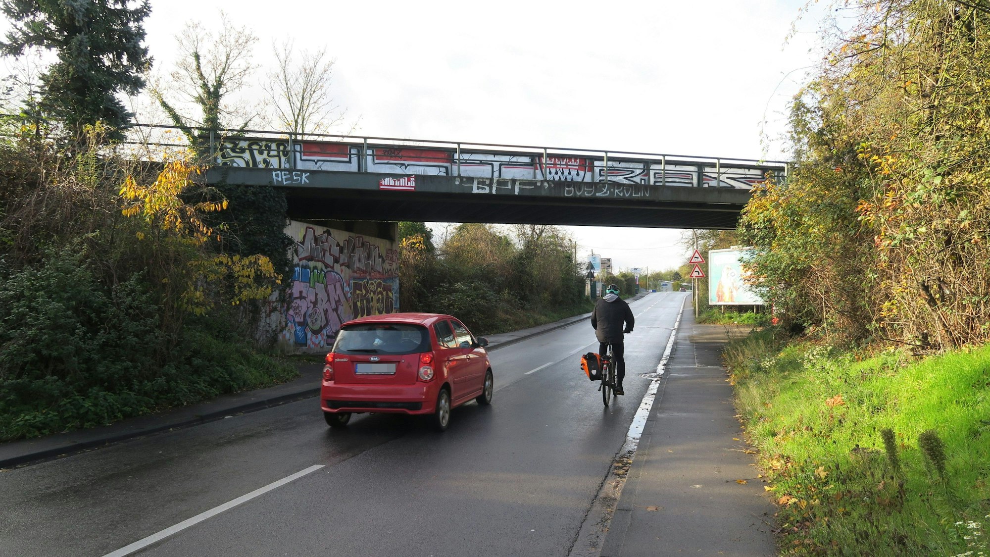 Zu sehen ist die Eisenbahnbrücke unter der die schmale Vitalisstraße für Radfahrer zur Gefahrenstelle wird.