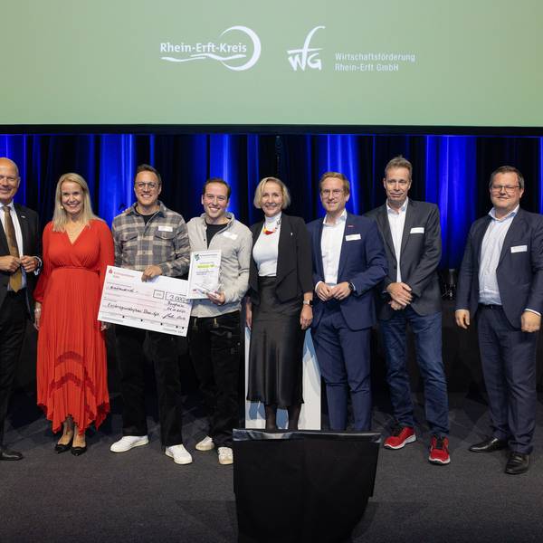 Auf dem Foto sind Gewinner des Existenzgründungspreises und Mitglieder der Jury zu sehen.