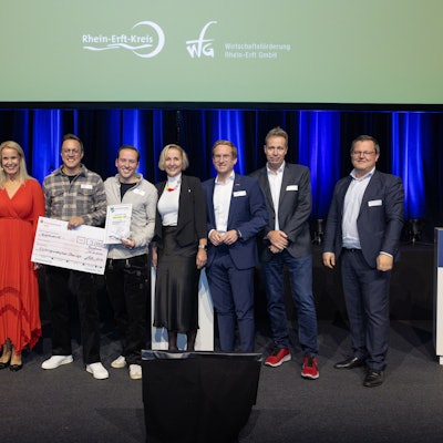 Auf dem Foto sind Gewinner des Existenzgründungspreises und Mitglieder der Jury zu sehen.