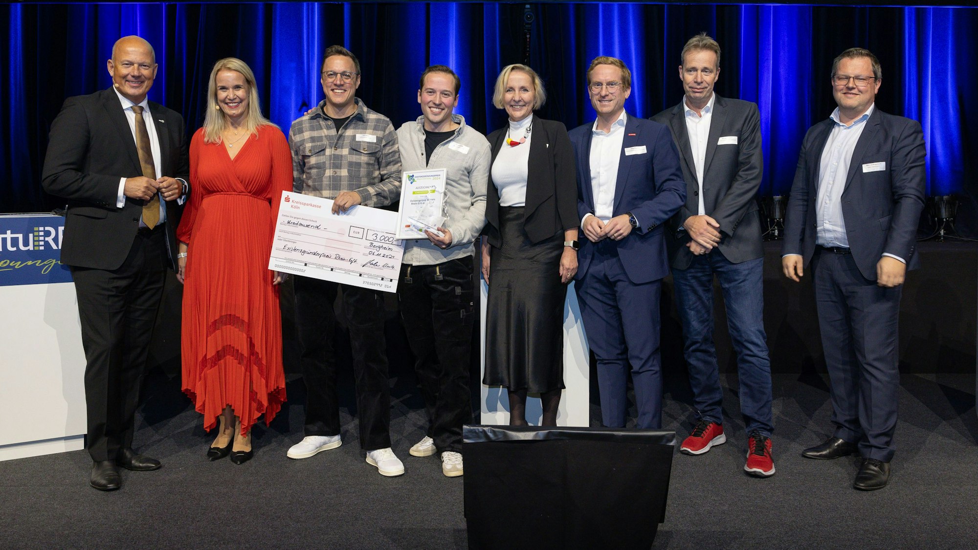 Auf dem Foto sind Gewinner des Existenzgründungspreises und Mitglieder der Jury zu sehen.