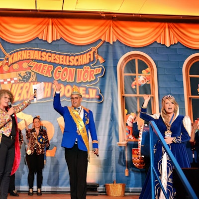 Mehrere Menschen machen kostümiert ausladende Gesten.