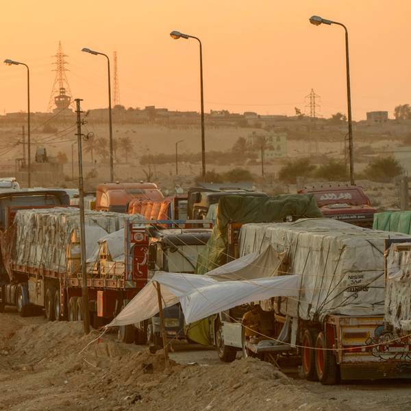 Lastwagen mit humanitären Hilfsgütern warten im September 2024 am Grenzübergang Rafah zwischen Ägypten und dem Gazastreifen darauf, die Grenze zu passieren.