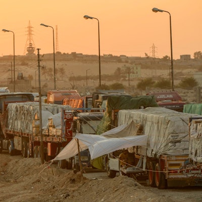 Lastwagen mit humanitären Hilfsgütern warten im September 2024 am Grenzübergang Rafah zwischen Ägypten und dem Gazastreifen darauf, die Grenze zu passieren.