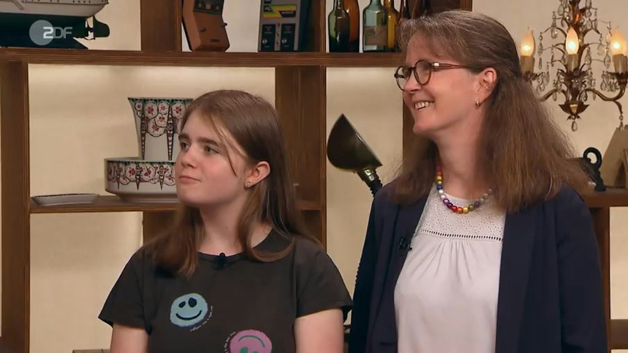 Tochter und Mutter aus Leverkusen staunten nicht schlecht bei der „Bares für Rares“-Expertise.