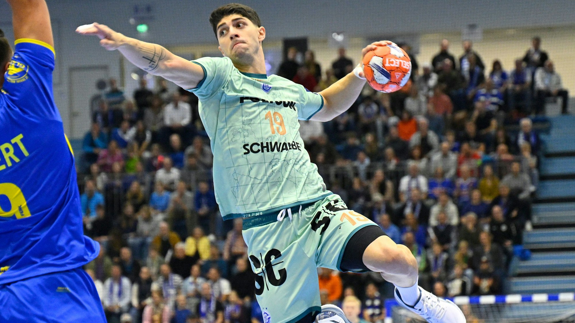 Giorgi Tskhovrebaze beim Sprungwurf.