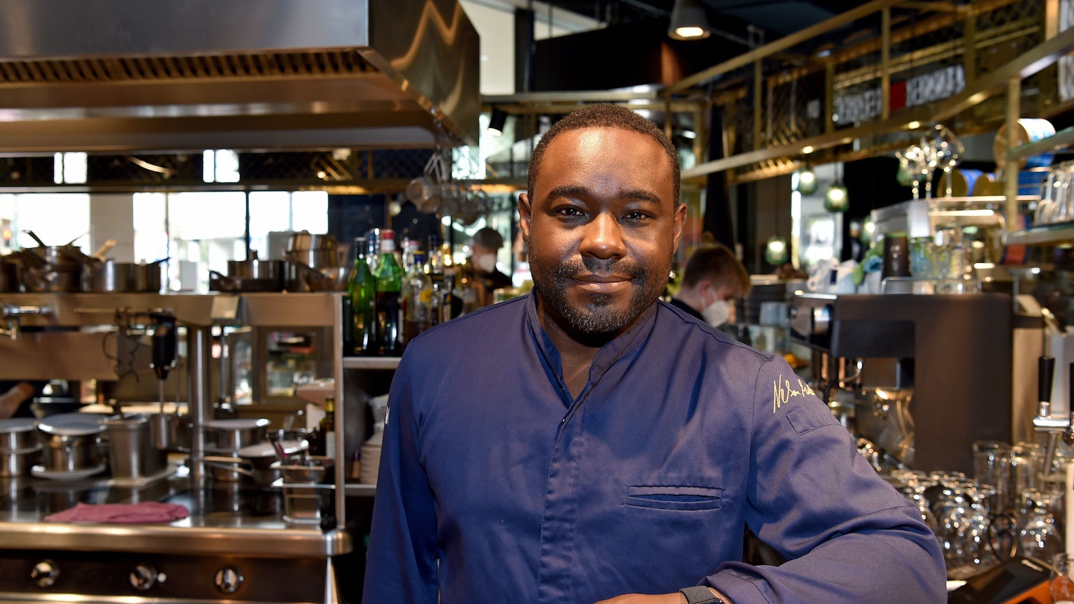 Nelson Müller, Sternekoch, steht in seinem Restaurant Müllers in der offenen Küche.
