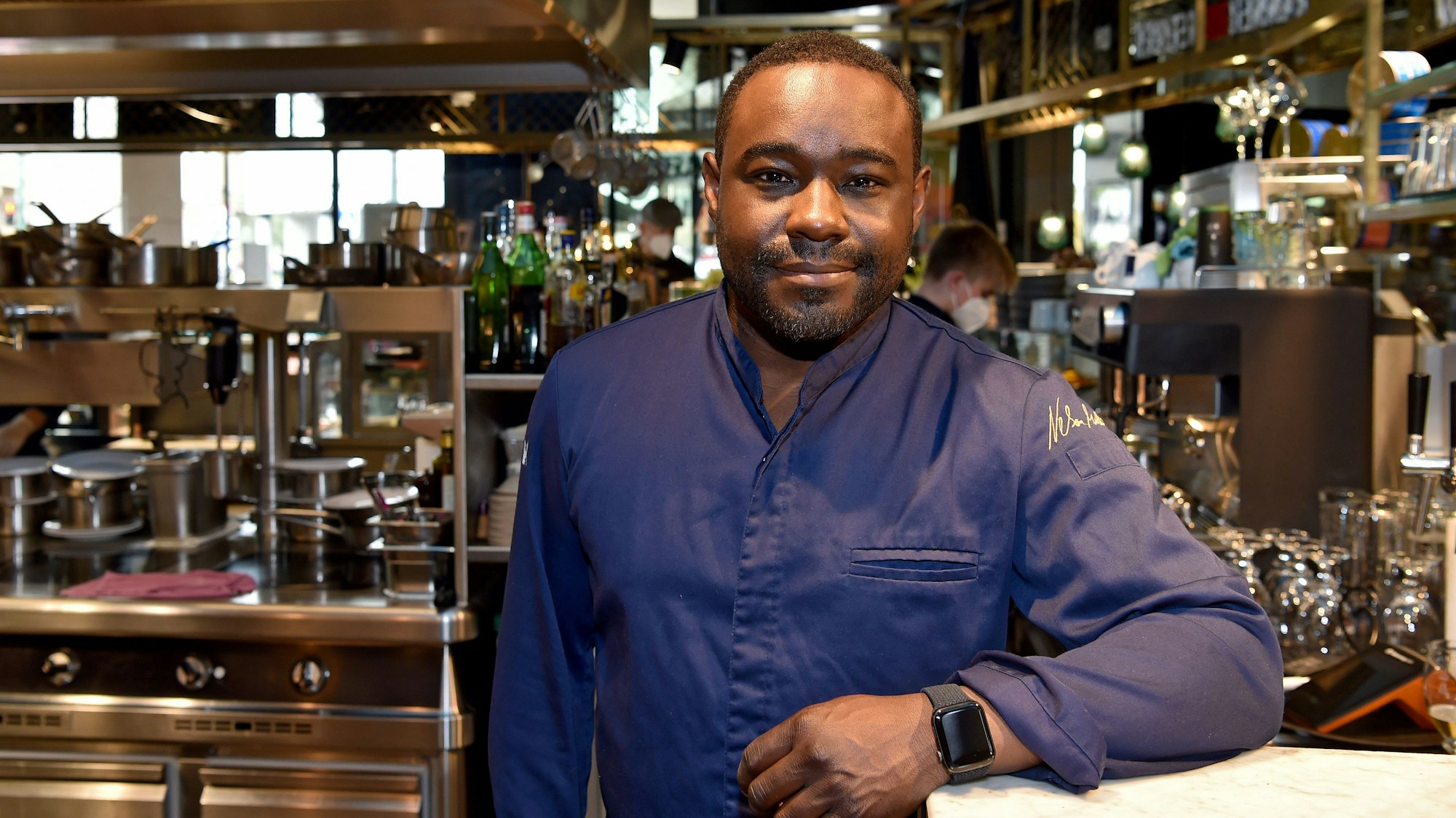 Nelson Müller, Sternekoch, steht in seinem Restaurant Müllers in der offenen Küche.
