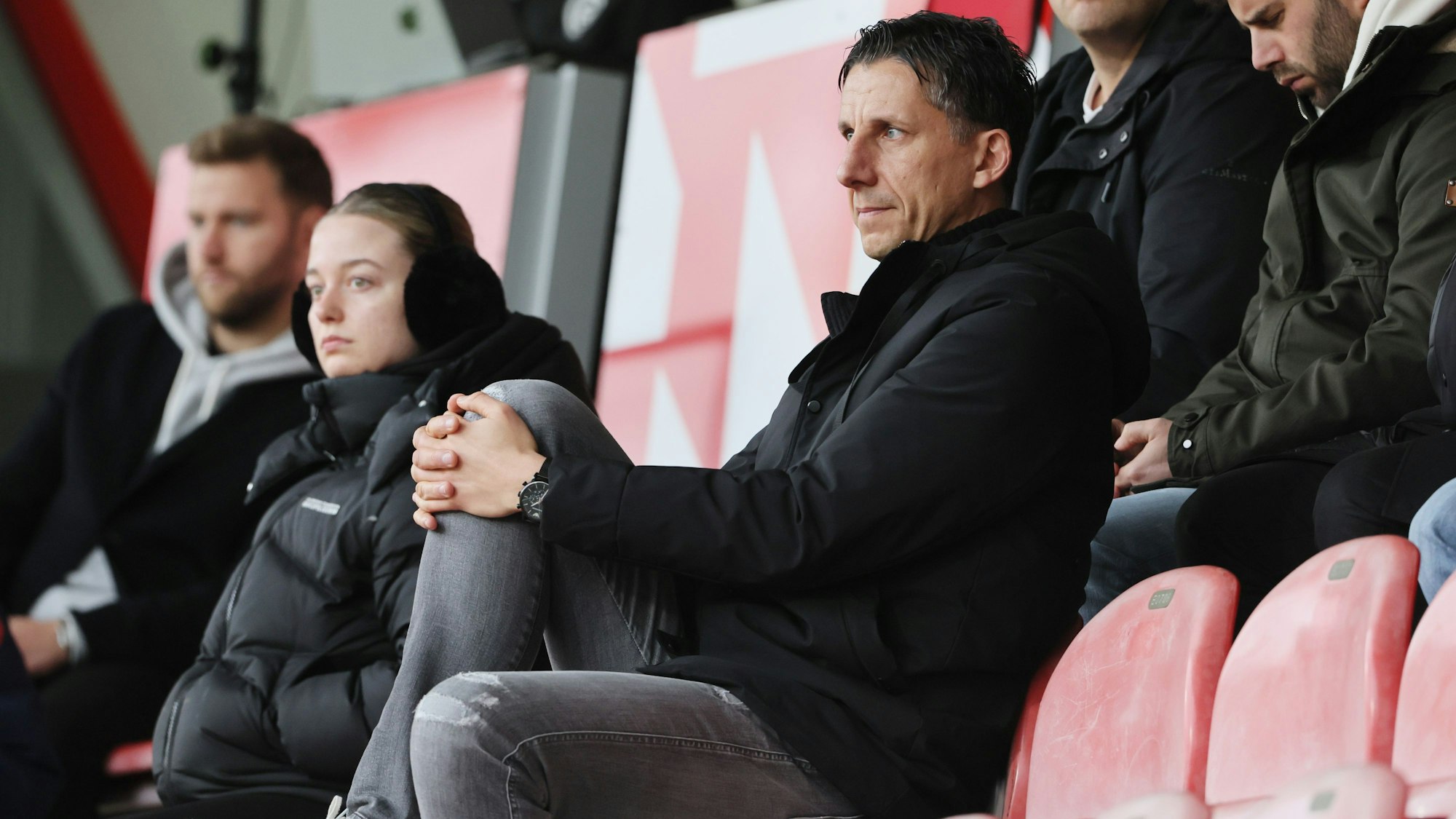 FC-Sportchef Christian Keller machte isch beim Test gegen den FC Groningen ein Bild von der Mannschaft. Im Winter will der 45-Jährige den Kölner Kader verstärken.
