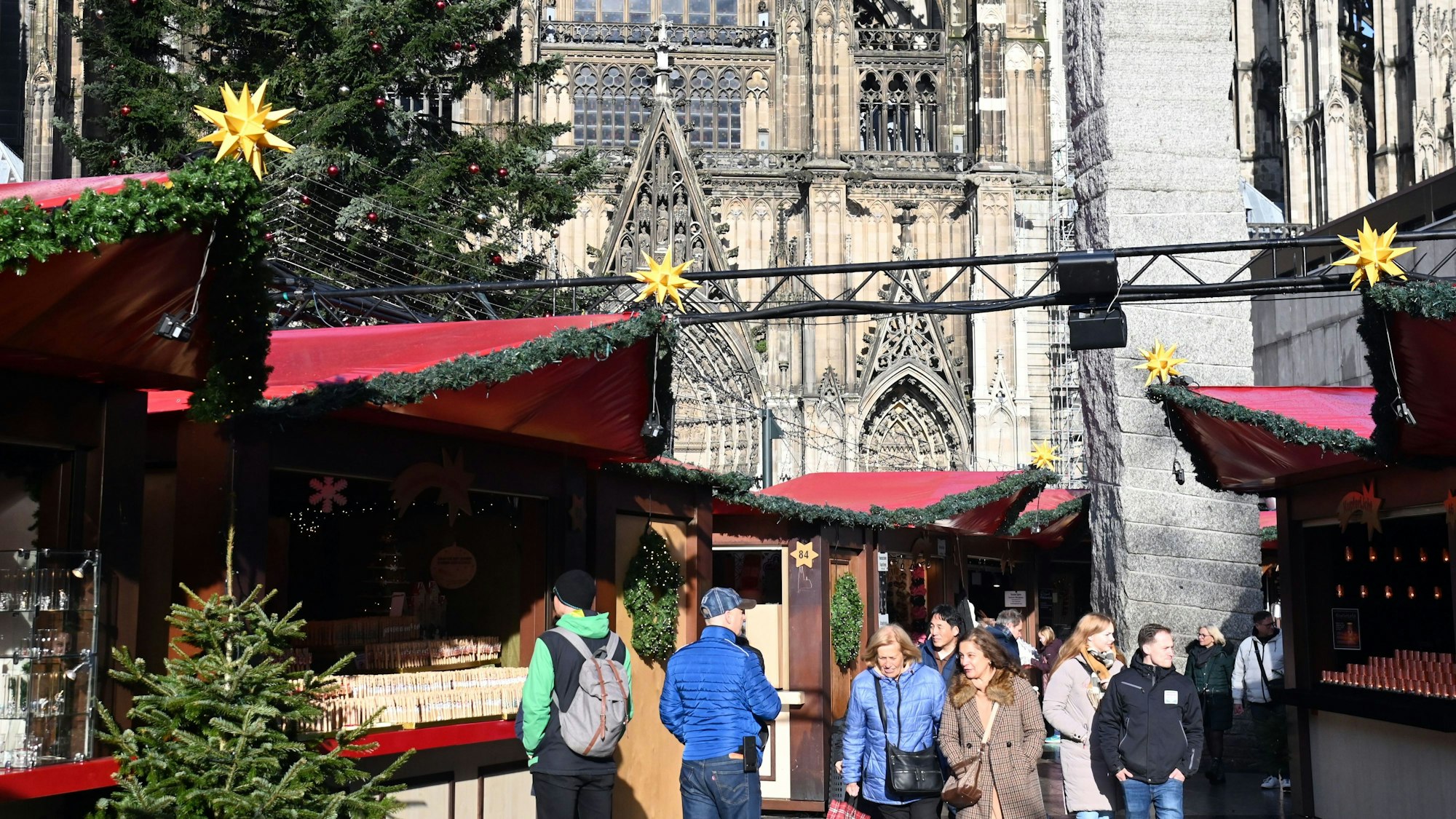 Die Sonne scheint über dem Weihnachtsmarkt am Dom.