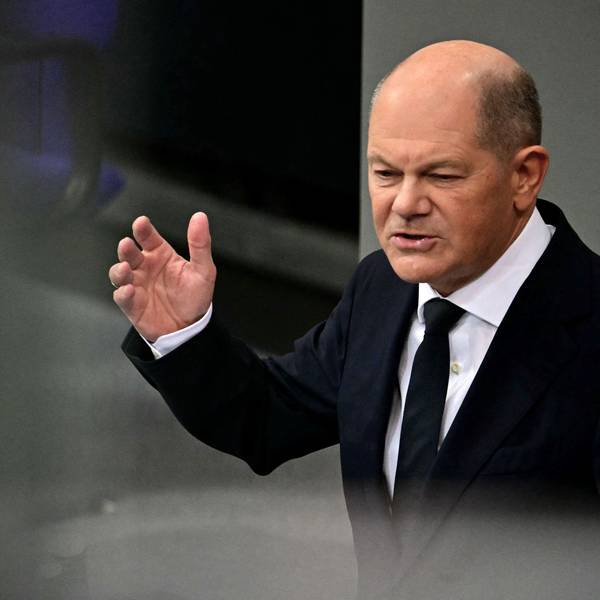 Olaf Scholz im Bundestag. Nach einem Telefonat zwischen Scholz und Wladimir Putin wird international Kritik am Kanzler laut. (Archivbild)