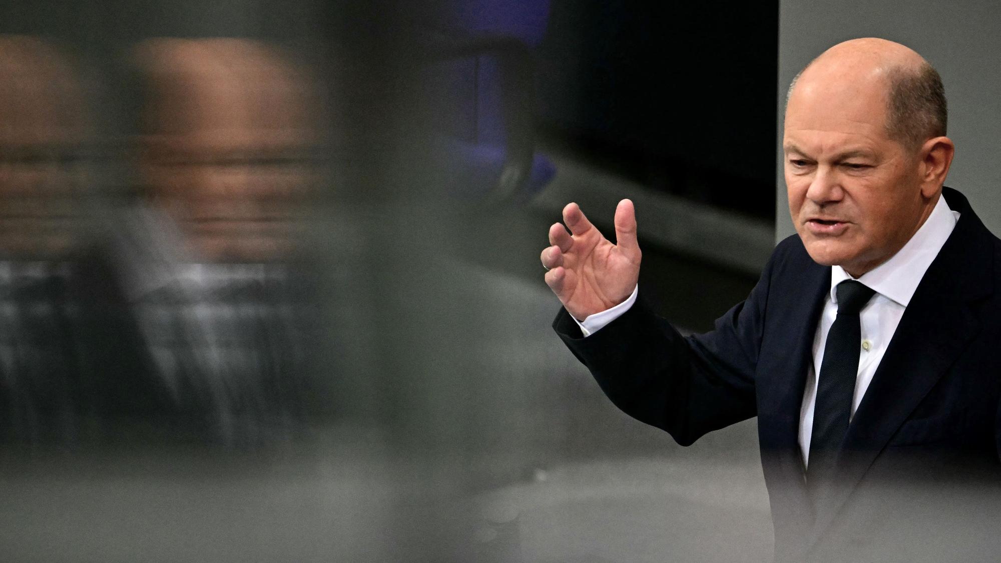 Olaf Scholz im Bundestag. Nach einem Telefonat zwischen Scholz und Wladimir Putin wird international Kritik am Kanzler laut. (Archivbild)