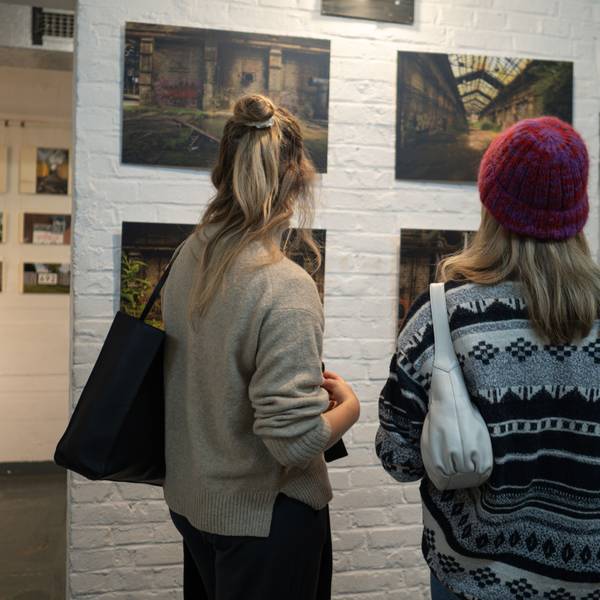 Besucherinnen bei der Ausstellung „Bezirk9 Urbanes Leben in Köln-Mülheim“ im Kulturbunker.