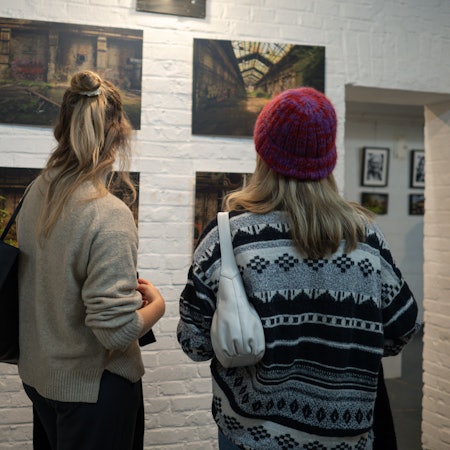 Besucherinnen bei der Ausstellung „Bezirk9 Urbanes Leben in Köln-Mülheim“ im Kulturbunker.