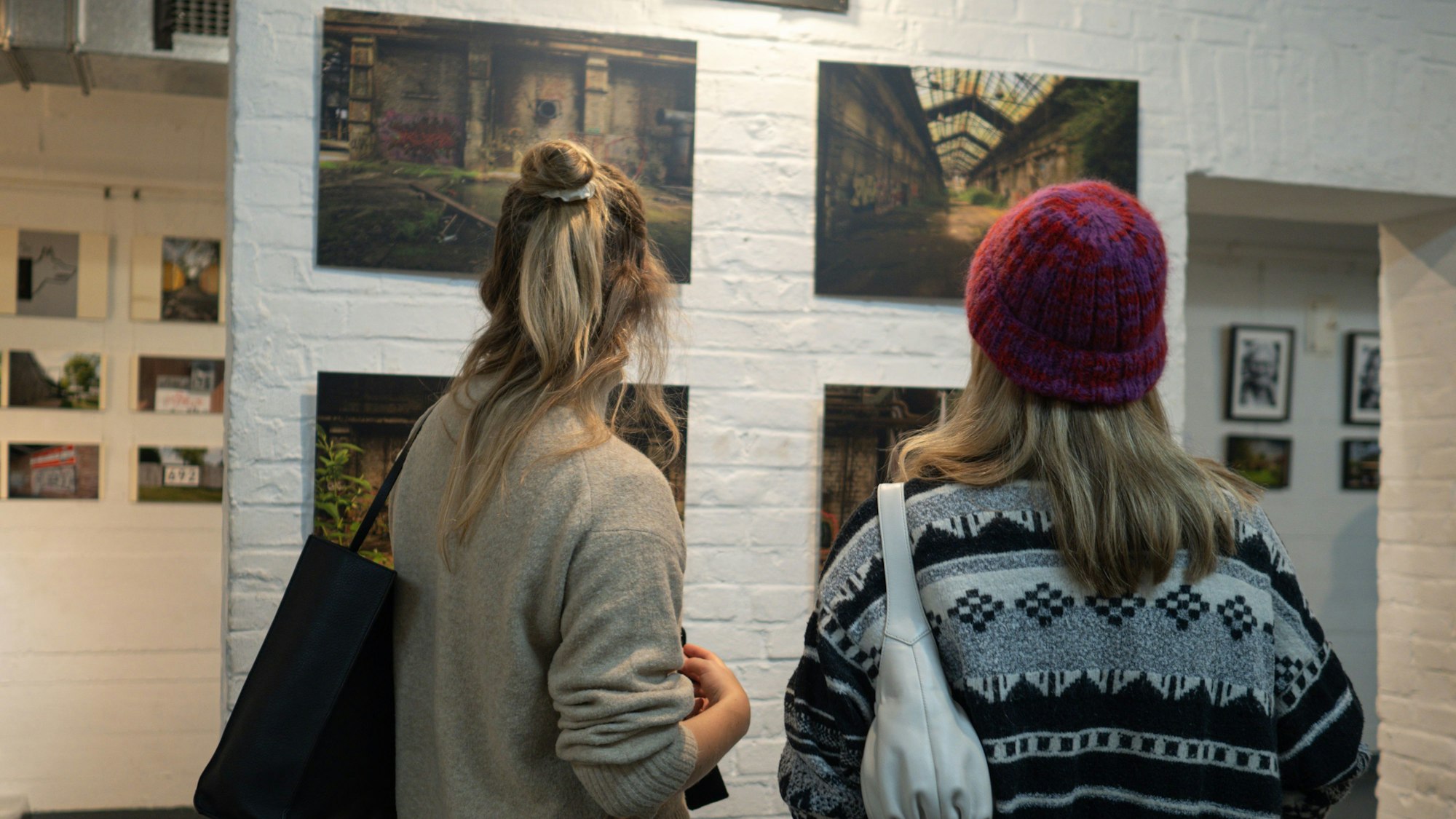 Besucherinnen bei der Ausstellung „Bezirk9 Urbanes Leben in Köln-Mülheim“ im Kulturbunker.