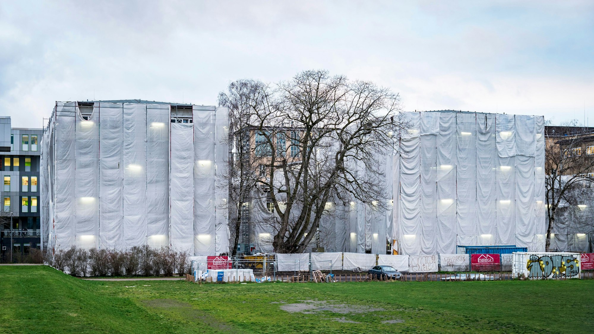Zwei Bauteile des Hauptgebäudes, die in den Grüngertl herausragen, sind während der Sanierung verhüllt. (Archivfoto von 2022)
