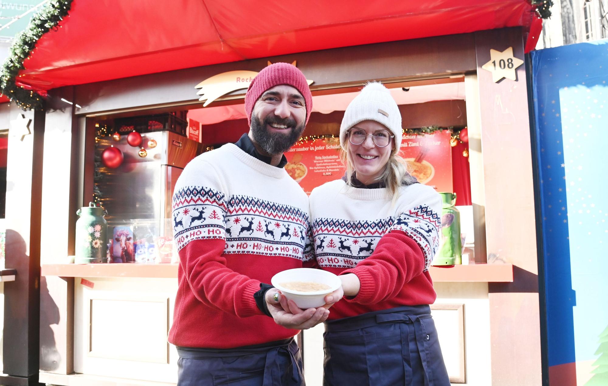 Carina Spanier und Volkan Gerdan halten Milchreis in die Kamera.