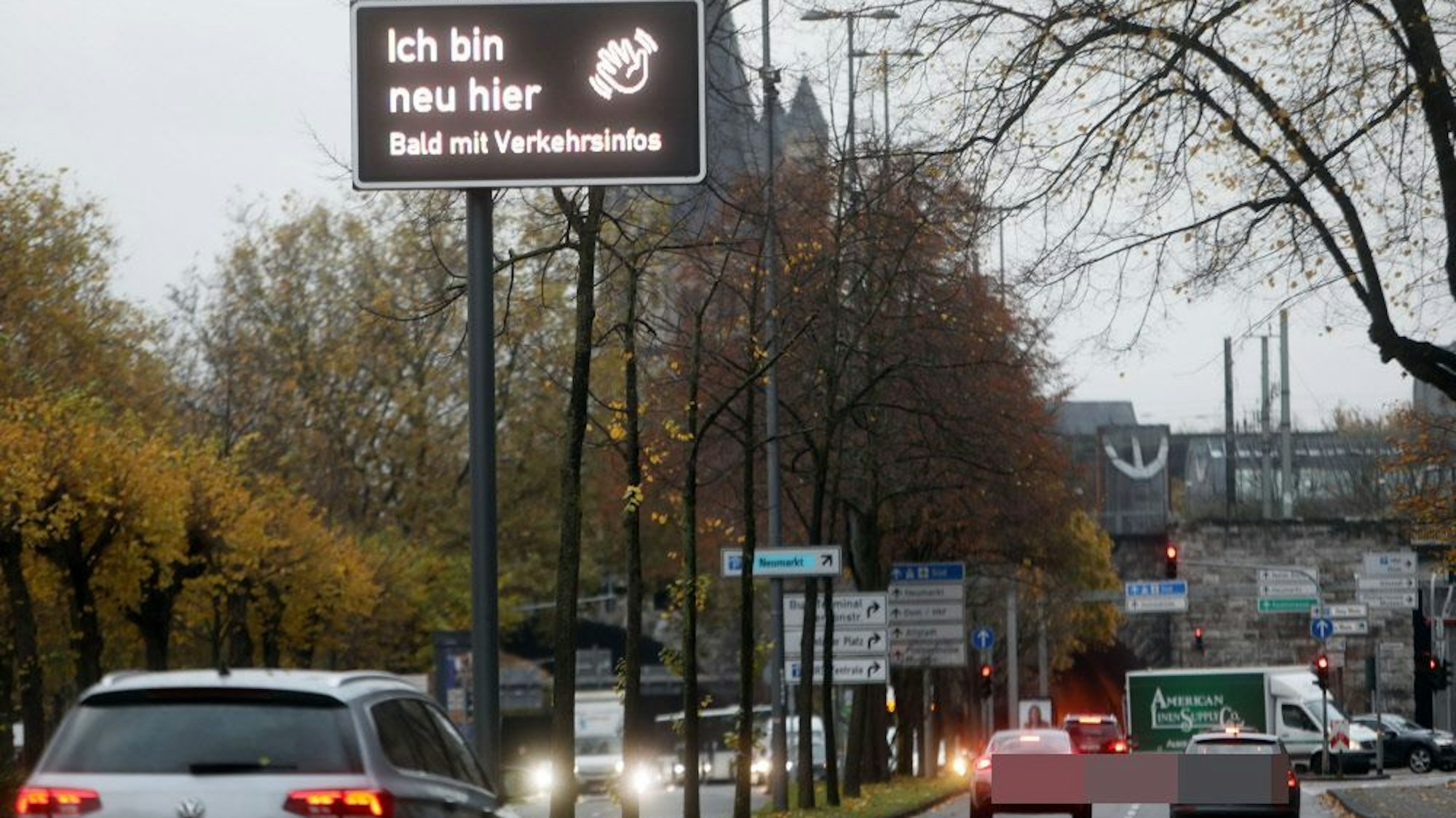 18.11.2024, Köln: Die Stadt installiert elf weitere Variotafeln an Hauptverkehrsstraßen im Stadtgebiet. Die Anlagen hier am Rheinufer soll aktuellen Hinweise zur der Verkehrslage zeigen. Foto: Arton Krasniqi