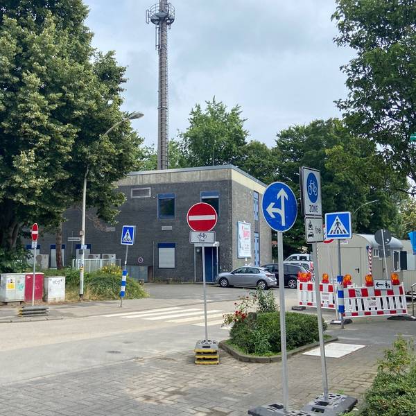 Auf dem Bild ist eine Straße in der Frechener Innenstadt mit vielen provisorischen Verkehrsschildern zu sehen.