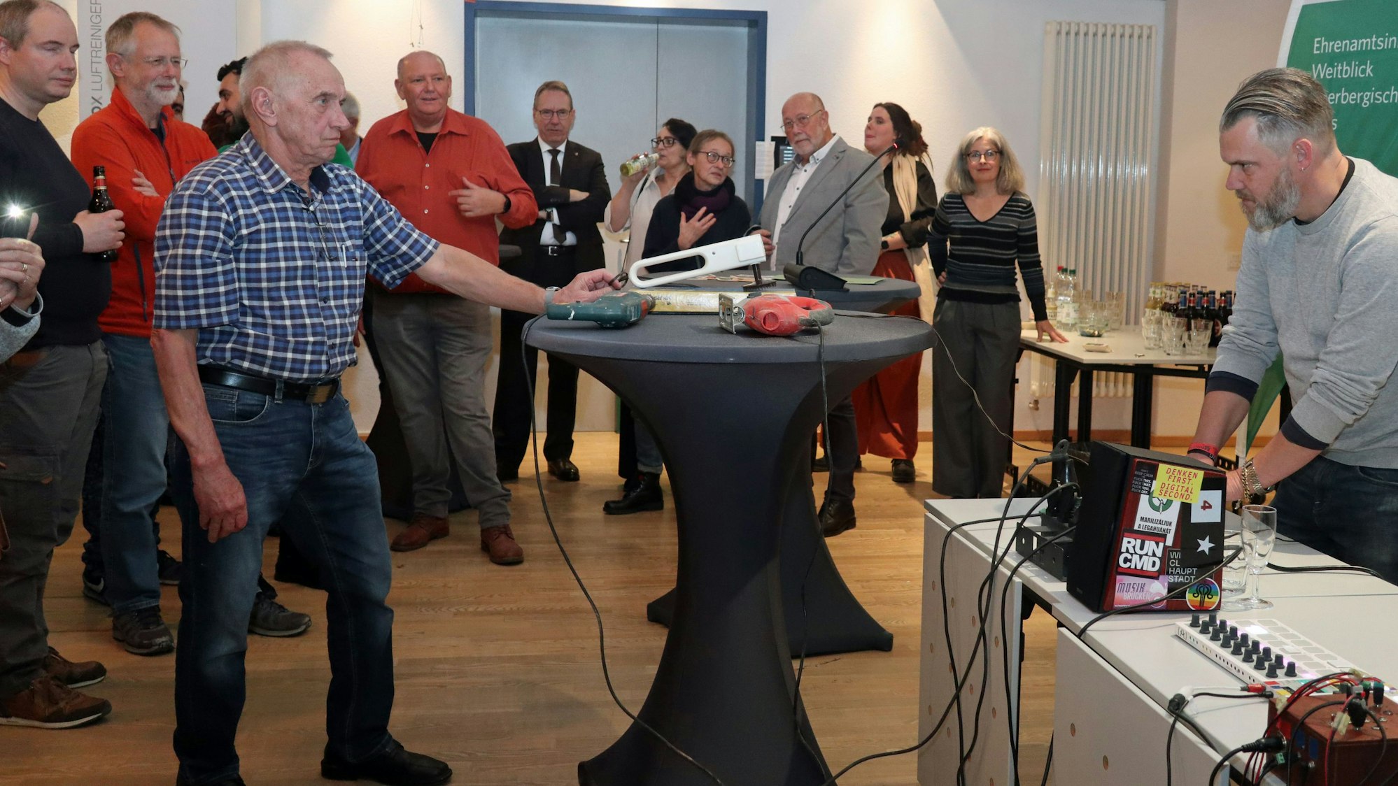 Beim Beitrag des „Büro für Kulturangelegenheiten“ setzten die Reparateure im Gummersbacher Hohenzollernbad Werkzeuge als Musikinstrumente ein. Dort feierten Oberbergs Repair-Cafés ihr Zehnjähriges.